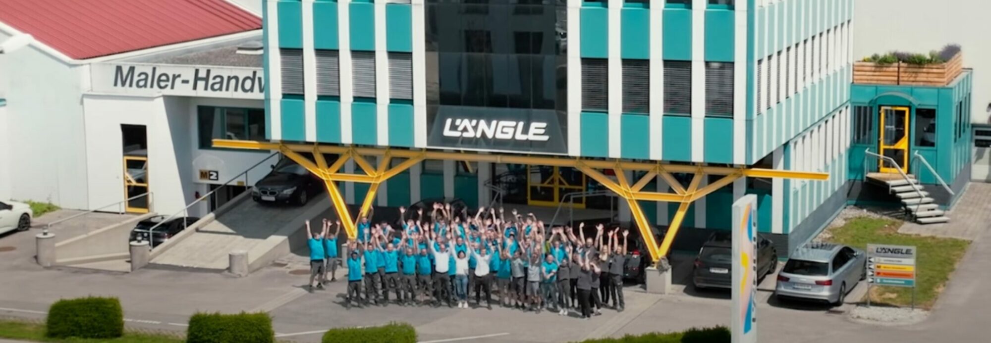Das Team von Längle Oberflächen vor dem Firmengebäude in Klaus, Vorarlberg.