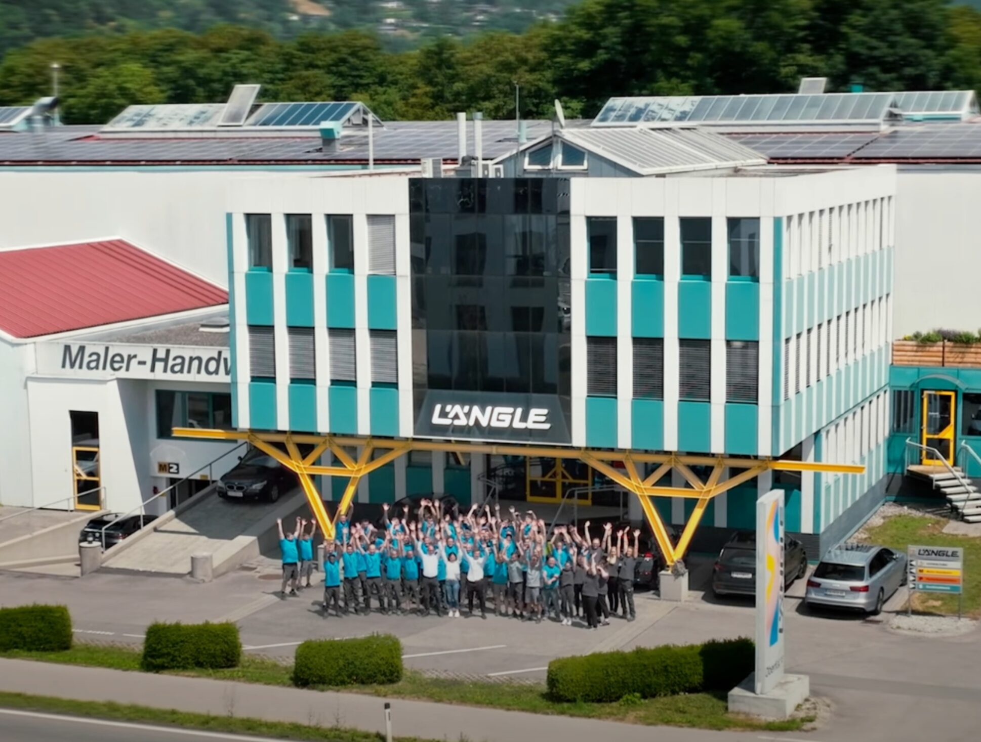 Das Team von Längle Oberflächen vor dem Firmengebäude in Klaus, Vorarlberg.