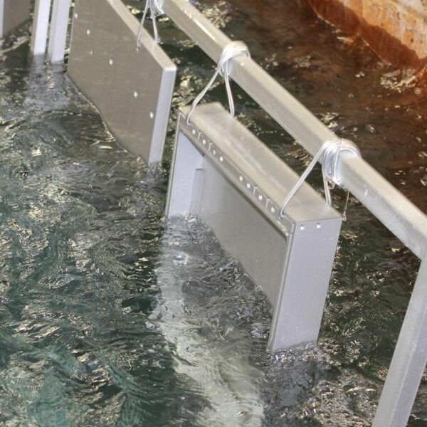 Eloxieren 2 Aluminiumteile werden in einem Eloxalbad behandelt, um eine widerstandsfähige und dekorative Oberfläche zu erzeugen.