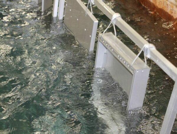 Aluminiumteile werden in einem Eloxalbad behandelt, um eine widerstandsfähige und dekorative Oberfläche zu erzeugen.