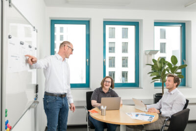 Teammeeting bei Längle Oberflächen mit Präsentation am Whiteboard.