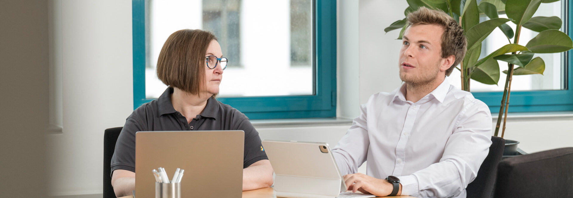 Austausch im Team – Strategiebesprechung bei Längle Oberflächen.