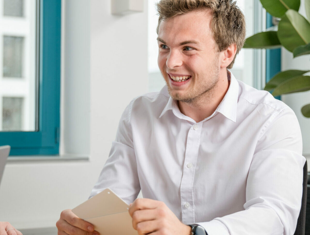 Freundliche Beratung im Vertrieb bei Längle Oberflächen.