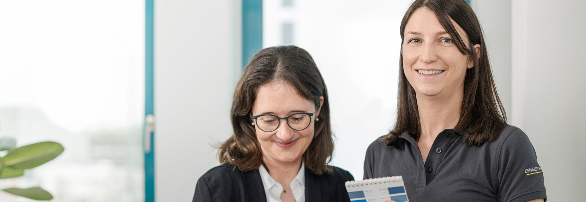 Finanz- und Controlling-Team bei Längle Oberflächen im Austausch.