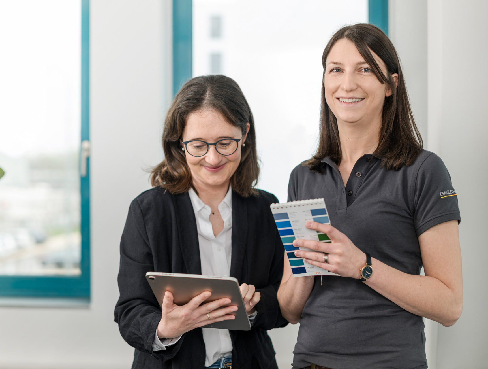 Finanz- und Controlling-Team bei Längle Oberflächen im Austausch.