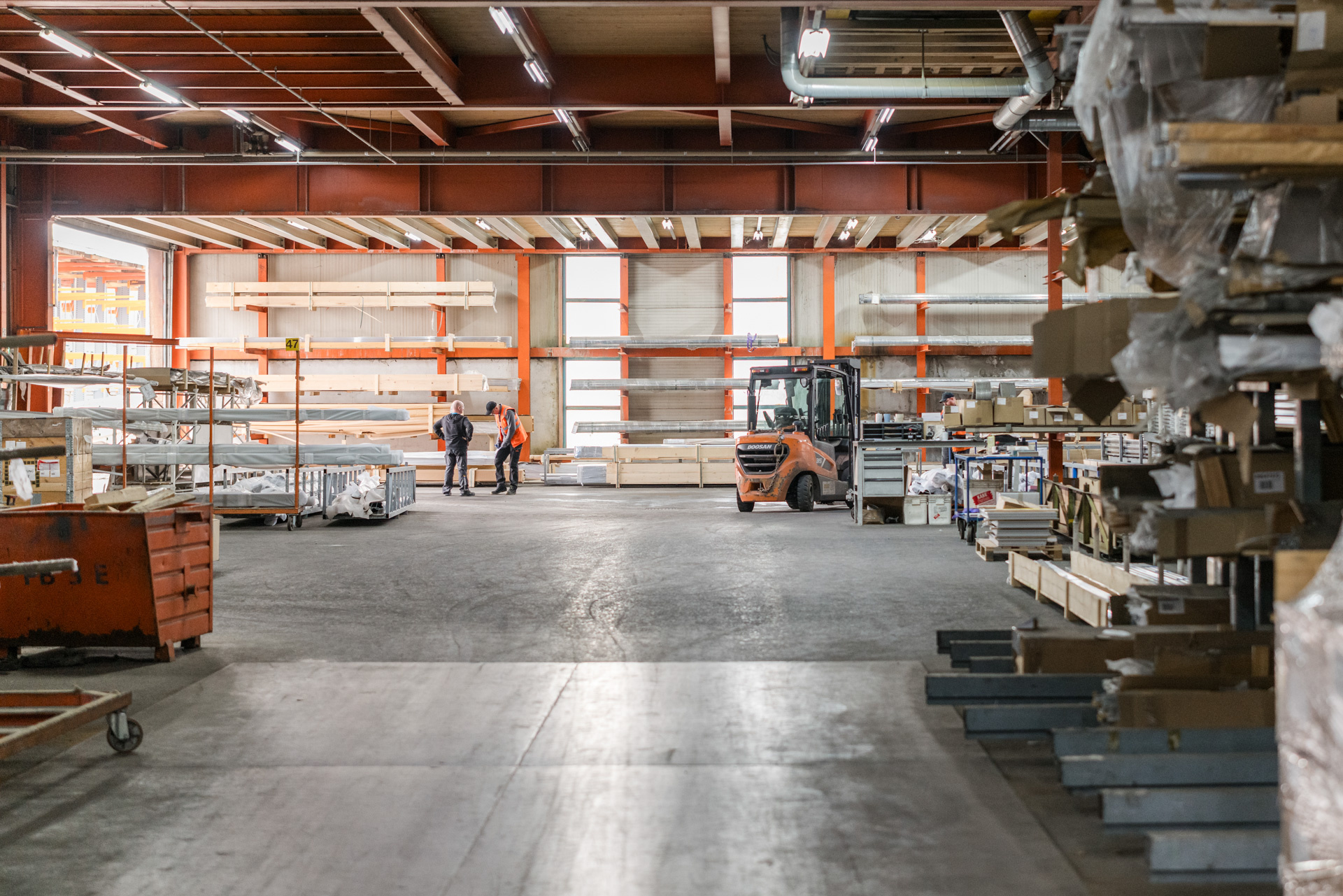Blick in die Logistikhalle von Längle Oberflächen mit modernen Lager- und Transportstrukturen.