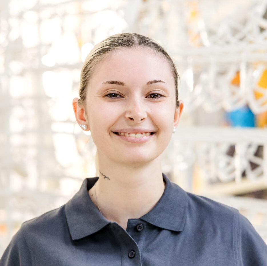 Michelle Jussel, Mitarbeiterin im Kundencenter und Vertrieb bei Längle Oberflächen.