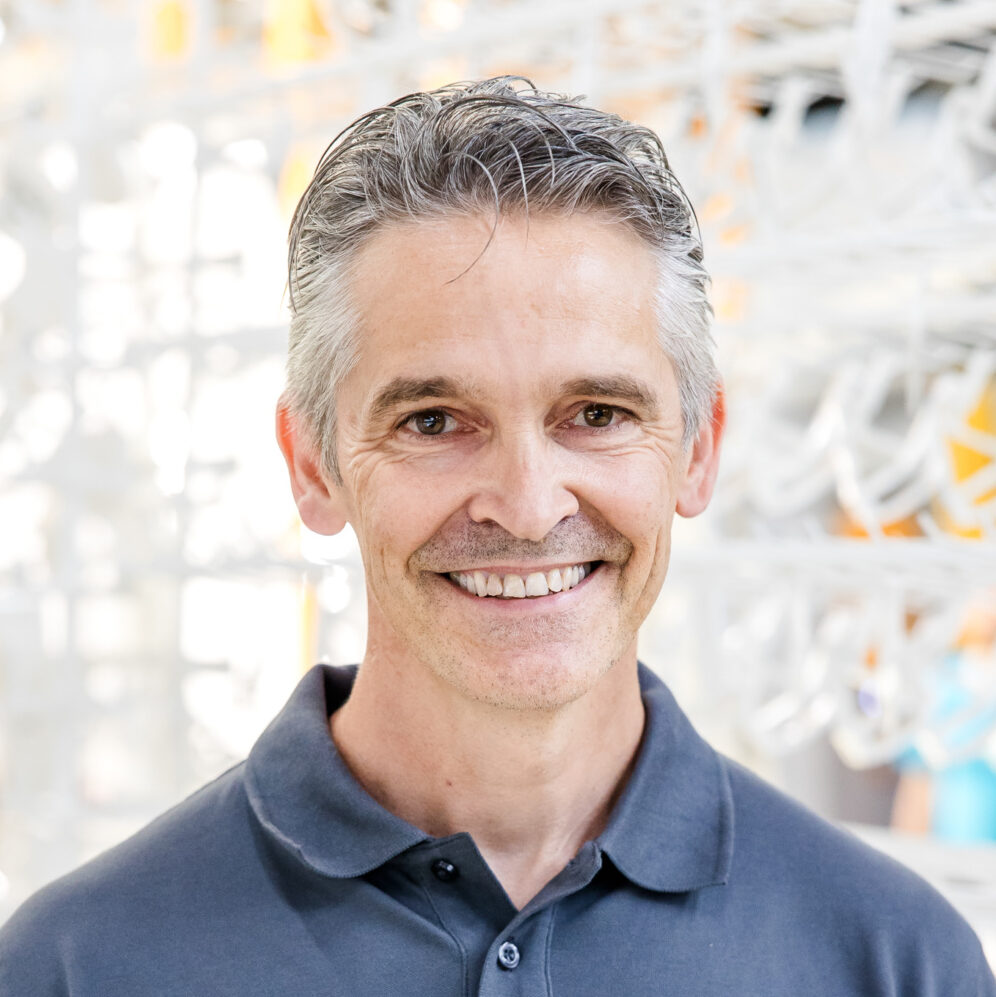 Philipp Schneider, Leiter für Nasslackieren und Sandstrahlen bei Längle Oberflächen, sorgt für höchste Qualität.