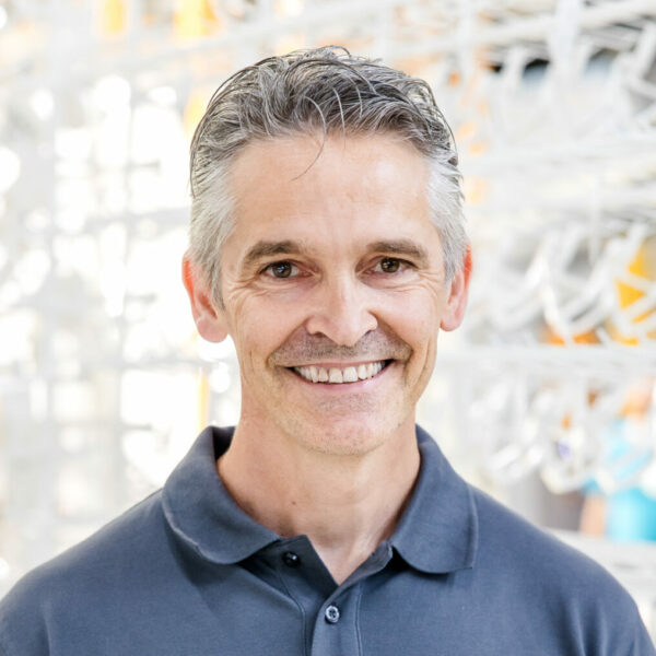 Philipp Schneider, Leiter für Nasslackieren und Sandstrahlen bei Längle Oberflächen, sorgt für höchste Qualität.