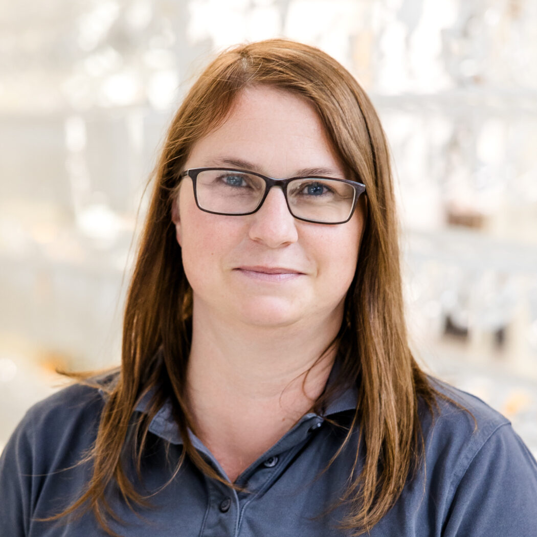 Rahel Thaller, Ansprechpartnerin im Kundencenter von Längle Oberflächen, sorgt für exzellenten Kundenservice.