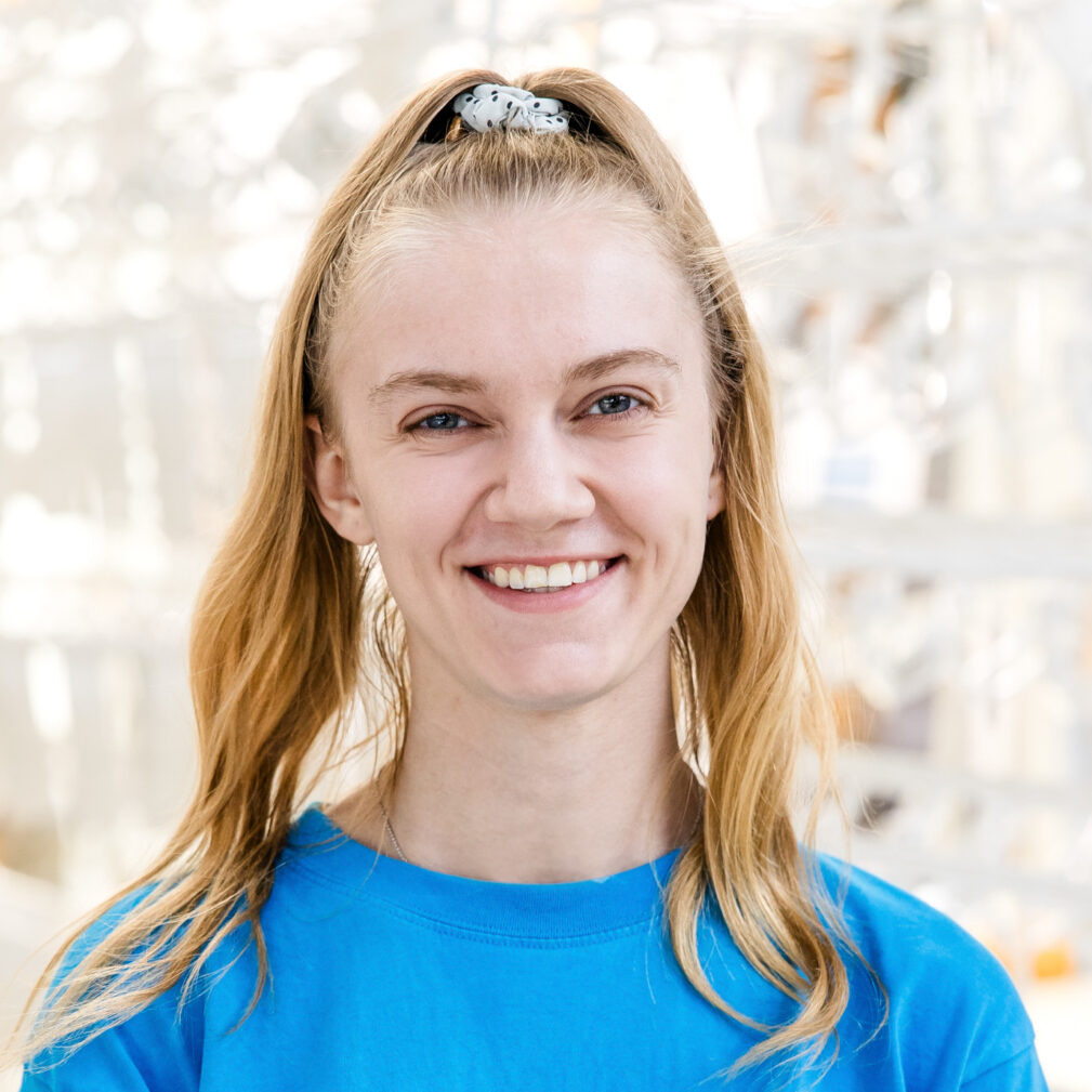 Samantha Schwarz, Qualitätsbeauftragte bei Längle Oberflächen, sorgt für höchste Beschichtungsstandards.