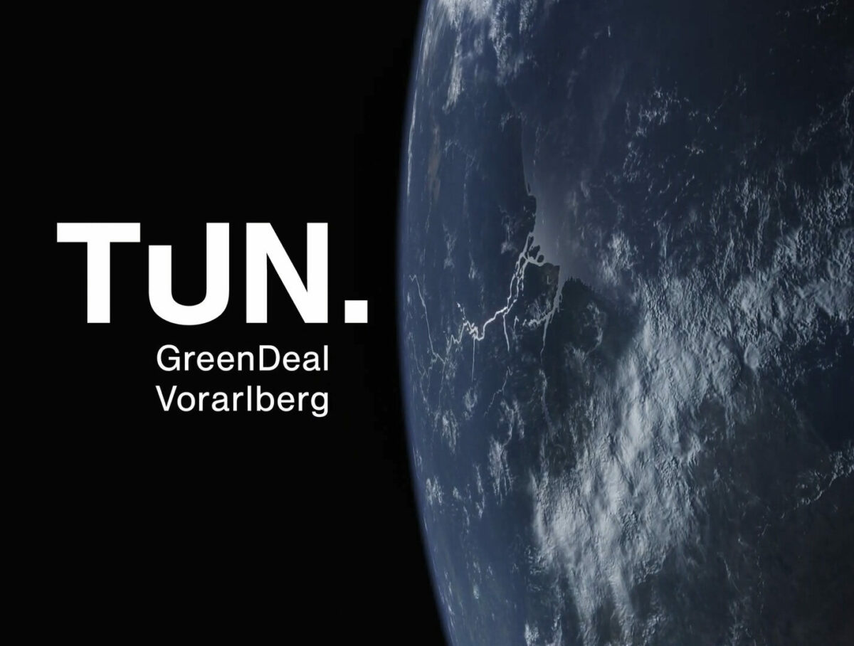 Ansicht der Erde aus dem Weltall mit dem Schriftzug 