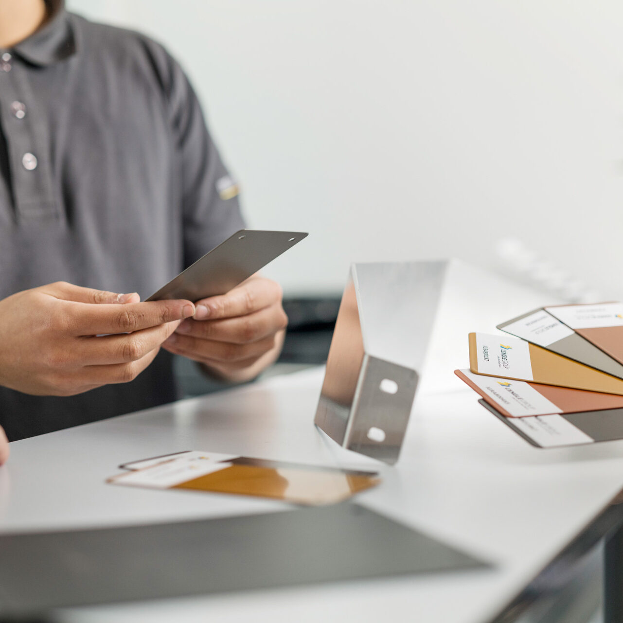 Auswahl von Farbmustern für die Oberflächenbeschichtung bei Längle Oberflächen.