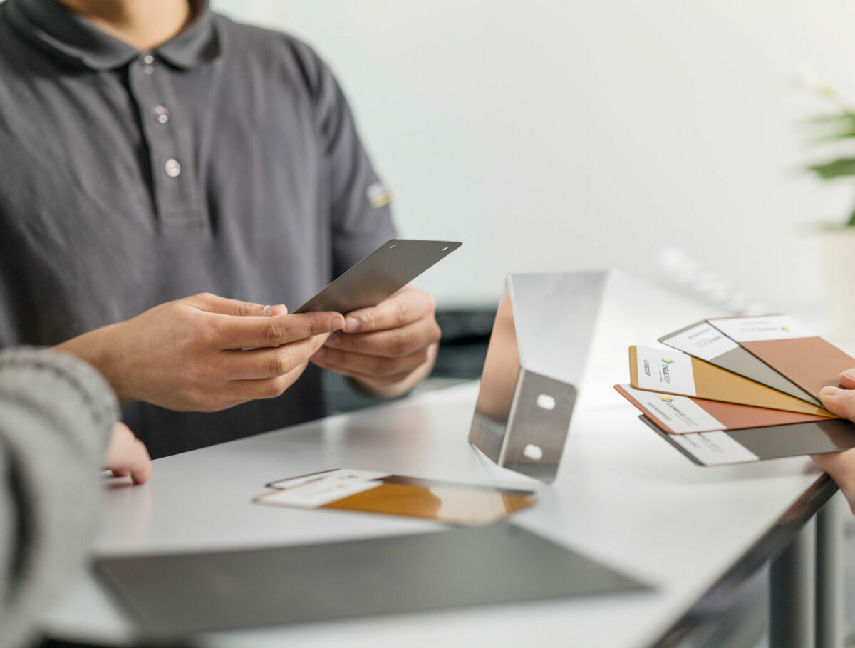 Auswahl von Farbmustern für die Oberflächenbeschichtung bei Längle Oberflächen.