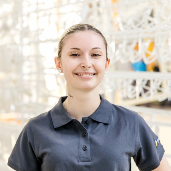 Michelle Jussel, Mitarbeiterin im Kundencenter und Vertrieb bei Längle Oberflächen.