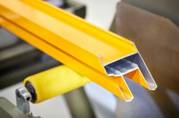 Gelbes Aluminiumprofil pulverbeschichtet