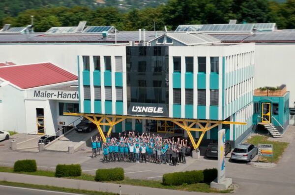 Das Team von Längle Oberflächen vor dem Firmengebäude in Klaus, Vorarlberg.