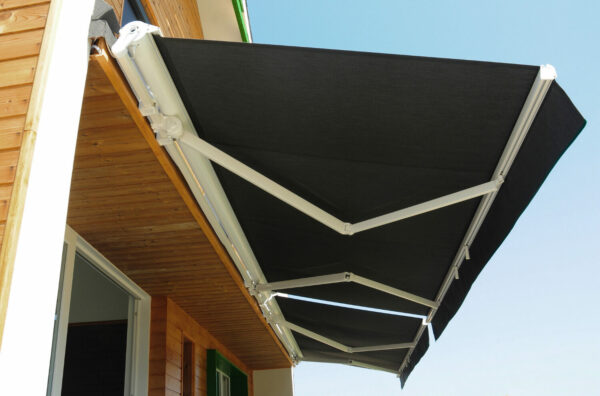 Pulverbeschichten in der Anwendung. Markisenteile werden pulverbeschichtet.