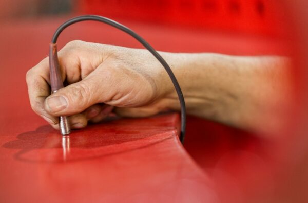 Qualitätskontrolle einer sandgestrahlten Oberfläche die im Anschluss lackiert wurde