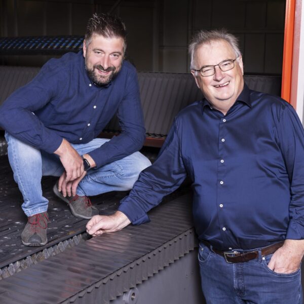 Portrait von Otmar & Bernhard Laggner von VMZ Maschinenbau – Kunden von Längle im Bereich Pulverbeschichten