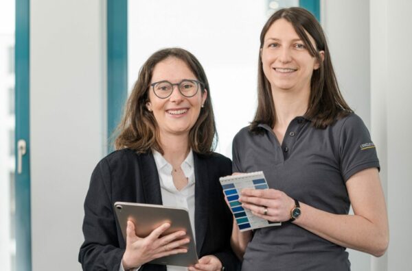 Geschäftsführerin Andrea Längle mit ihrer Kollegin Katrin