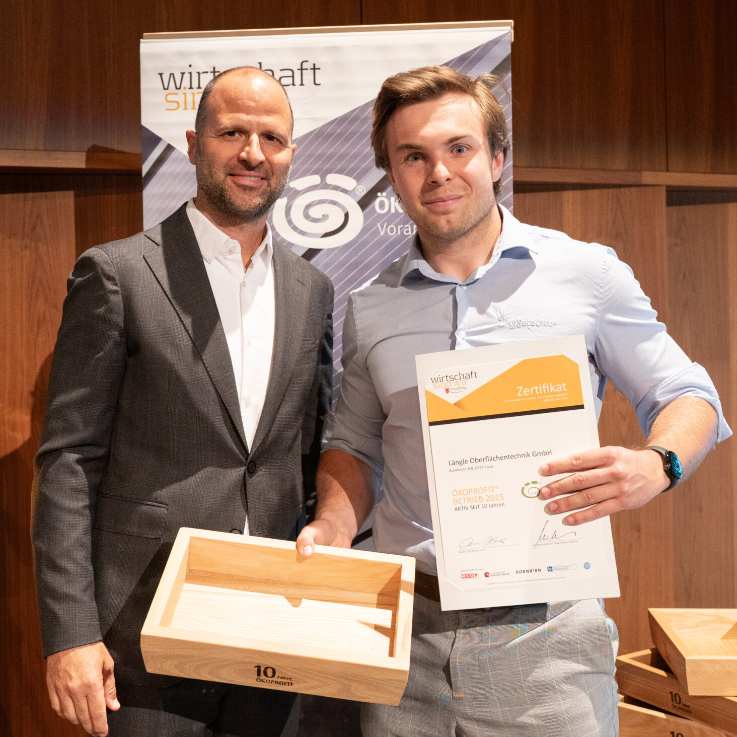 Marco Tittler überreicht Maximilian Stockner das Zertifikat Ökoprofit