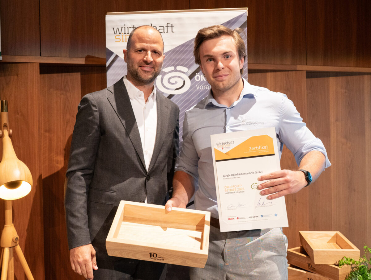Marco Tittler überreicht Maximilian Stockner das Zertifikat Ökoprofit