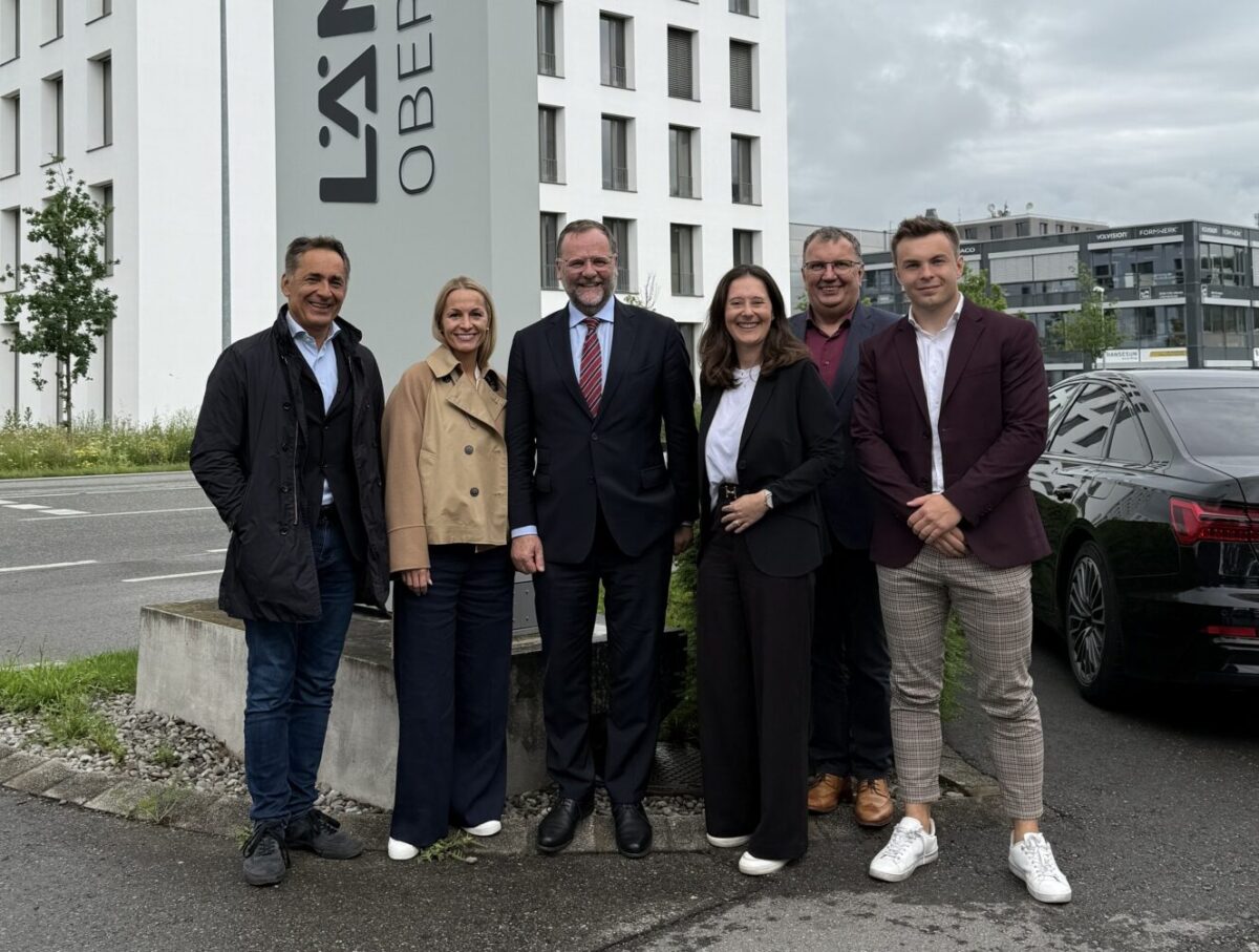 Sepp Schellhorn zu Besuch in Klaus – Gruppenbild Verein TUN
