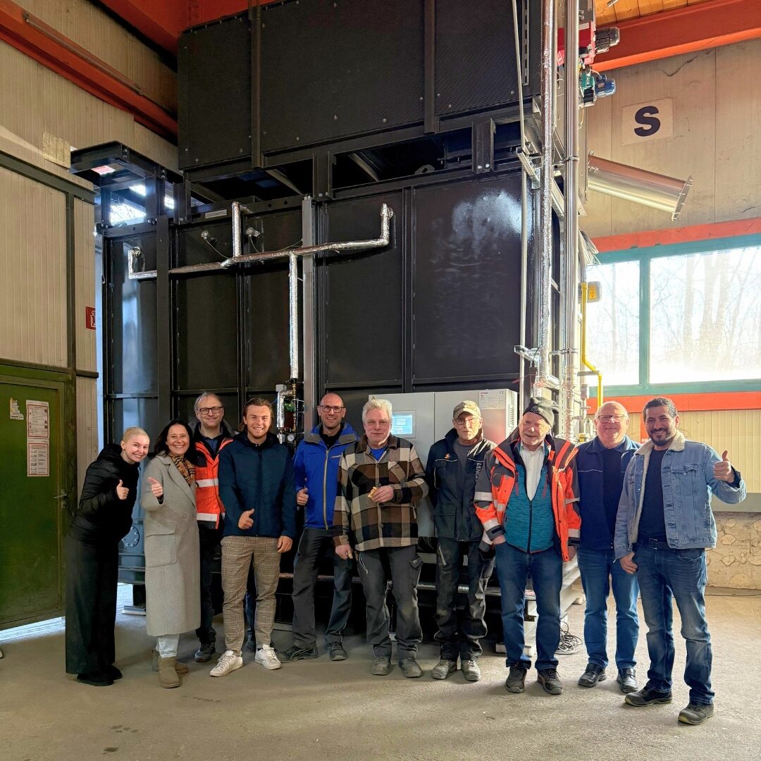 Neuer Abschwelofen bei Längle Oberflächen das Team vor dem neuen Ofen