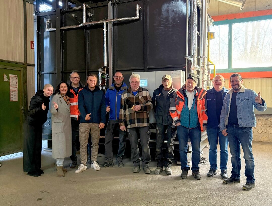 Neuer Abschwelofen bei Längle Oberflächen das Team vor dem neuen Ofen