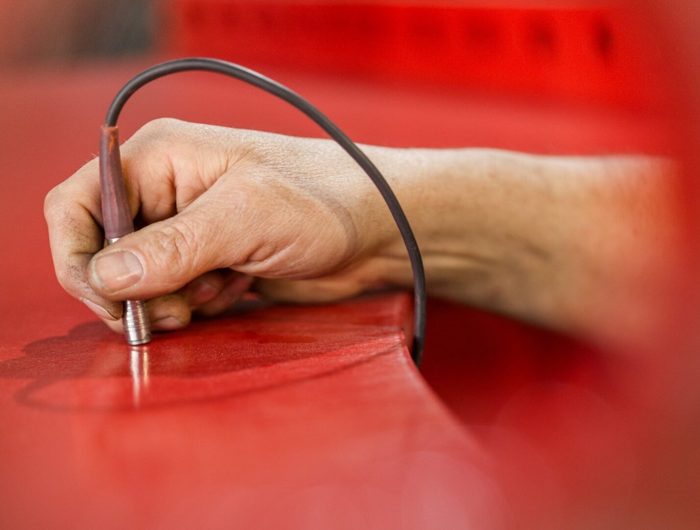 Qualitätskontrolle einer sandgestrahlten Oberfläche die im Anschluss lackiert wurde – Sicherstellung der Korrosionsschutzklasse