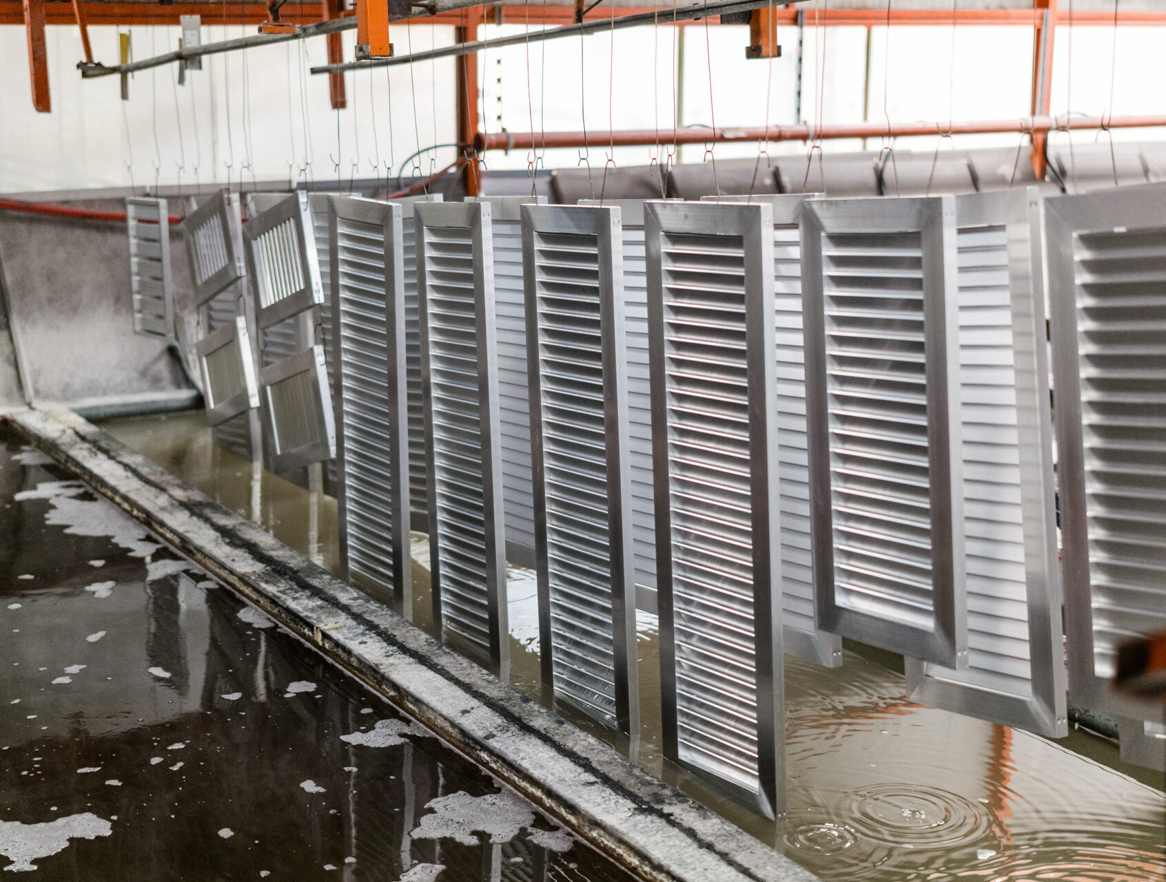 Chromfreie Passivierung von Fensterläden im Tauchverfahren