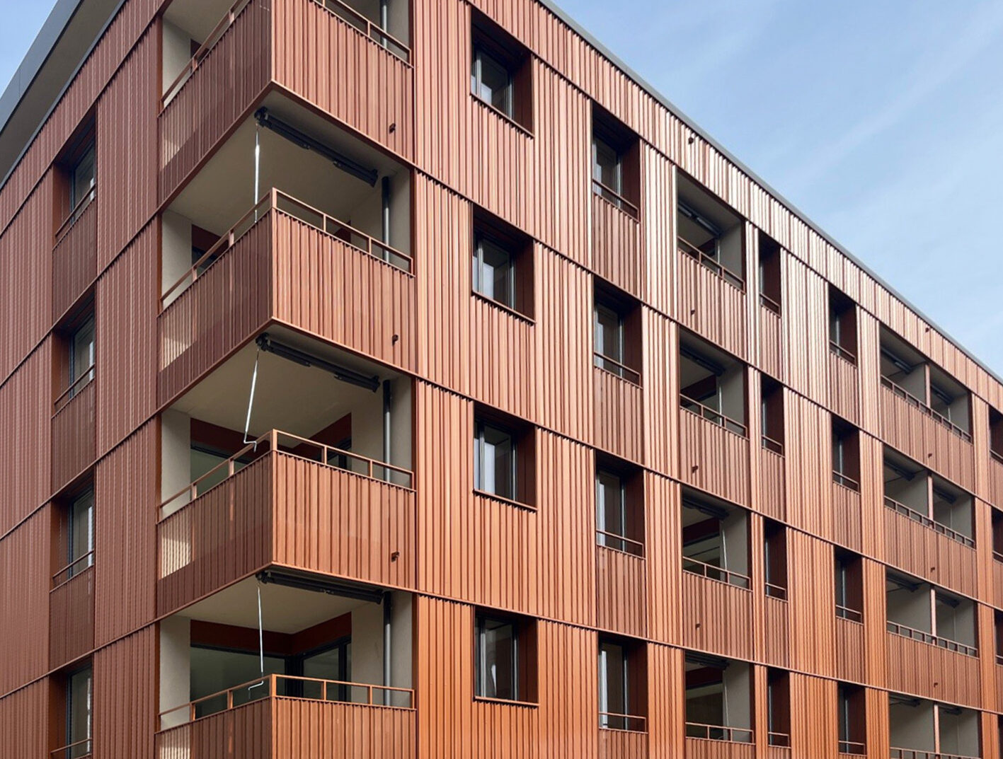 Aussenansicht Pulverbeschichtung Metallfassade Referenz La Suettaz