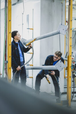 Zwei Lehrlinge arbeiten in der Produktion der Oberflächentechnik