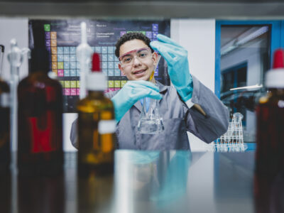 Ein Lehrling im Labor bei der Arbeit mit Chemie in der Oberflächentechnik