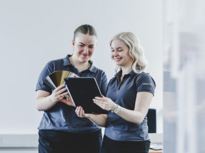 Zwei Mädchen arbeiten in der Verwaltung bei Längle Oberflächen und absolvieren ihre Lehre
