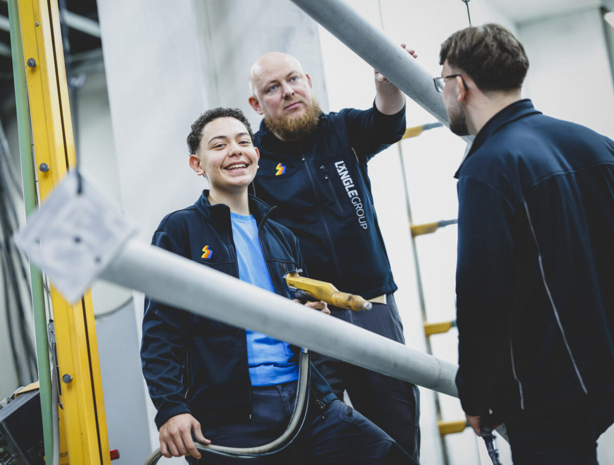 Lehrling und Ausbilder in der Oberflächentechnik bei Längle Oberflächen