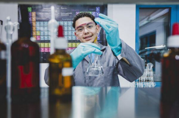 Die wichtigsten Infos zum Lehrberuf Oberflächentechnik in Vorarlberg 7 Ein Lehrling im Labor bei der Arbeit mit Chemie in der Oberflächentechnik