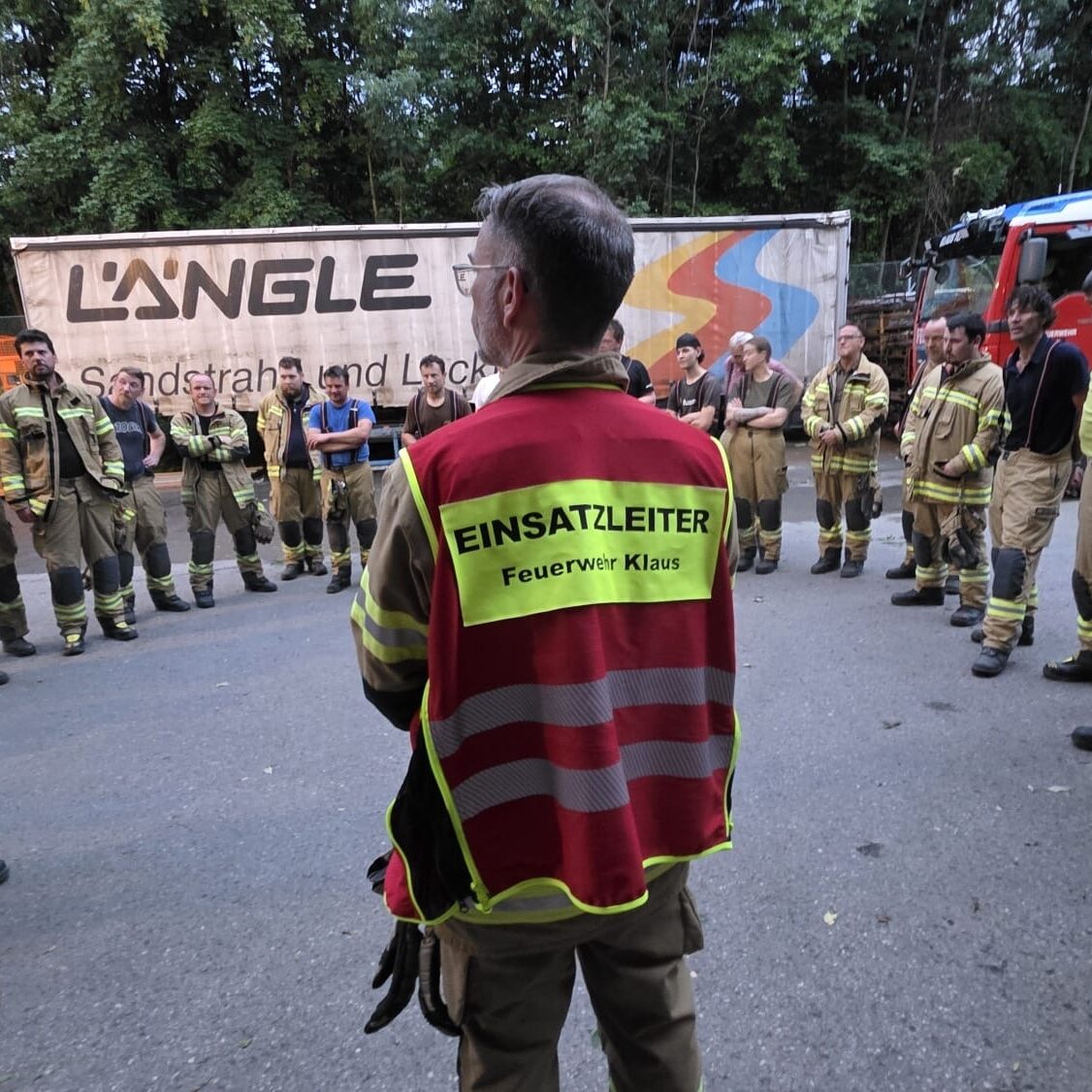 Eine groß angelegte Feuerwehrübung auf dem Betriebsgelände von Längle Oberflächen