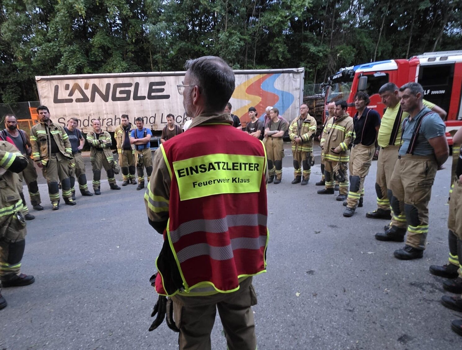 Eine groß angelegte Feuerwehrübung auf dem Betriebsgelände von Längle Oberflächen