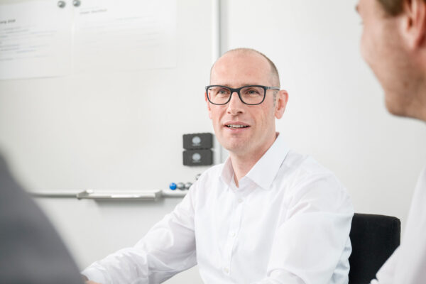 Gerhard Vallaster, Leitung Technik und Produktion, in einer Besprechung.
