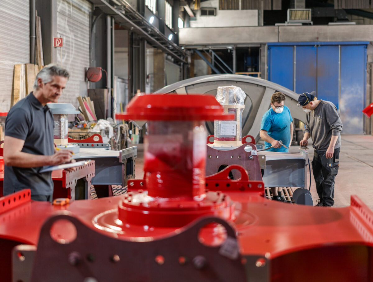 Qualitätskontrolle und Vorbereitung von Metallbauteilen für die Beschichtung.