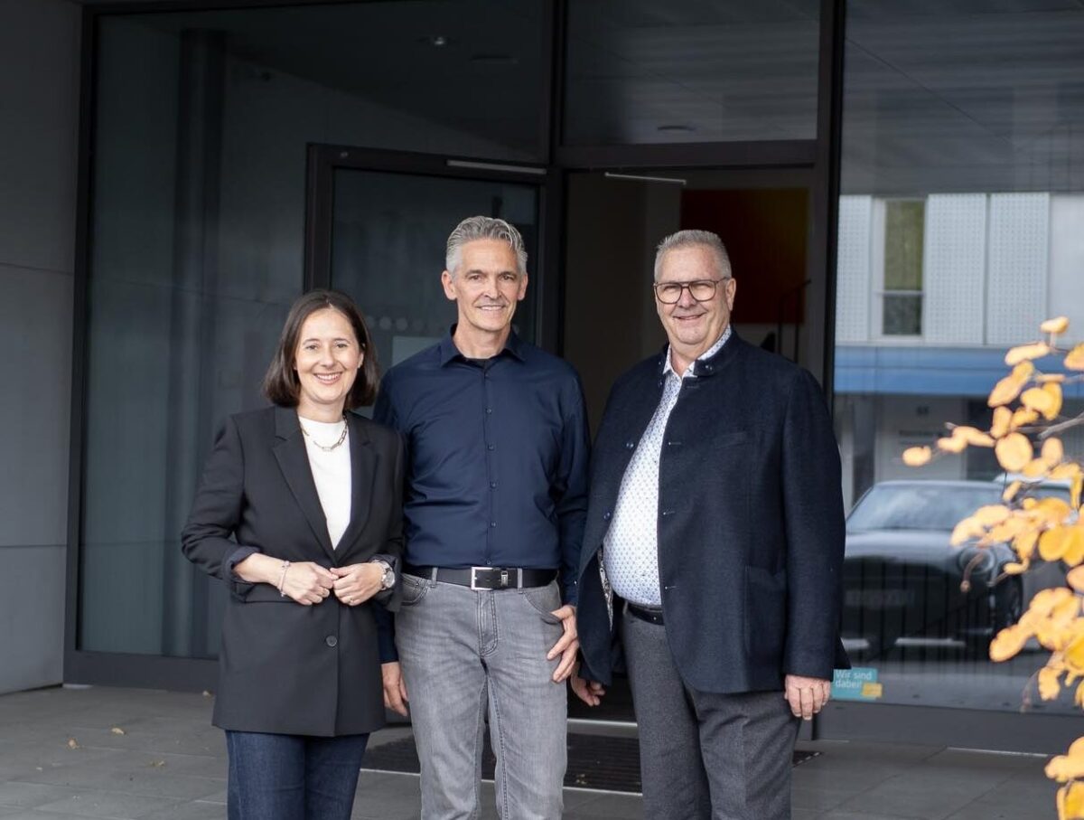 Josef Waltle übergibt Alcolor an Längle Oberflächen